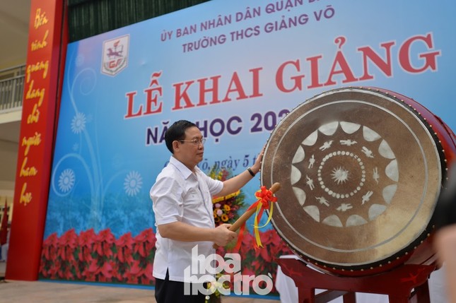 Hà Nội: Thầy trò trường THCS Giảng Võ đón lễ khai giảng rực rỡ cờ hoa ảnh 9