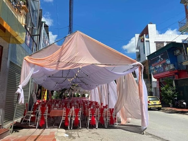 Người dân Điện Biên tới "giải cứu" nhà hàng bị khách “bỏ bom” 150 mâm cỗ cưới ảnh 4
