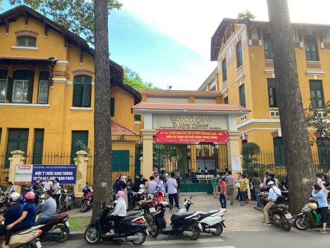 Đề thi Văn chuyên lớp 10 TP.HCM: Không khó nhưng cần sâu sắc, kiến thức xã hội rộng ảnh 3