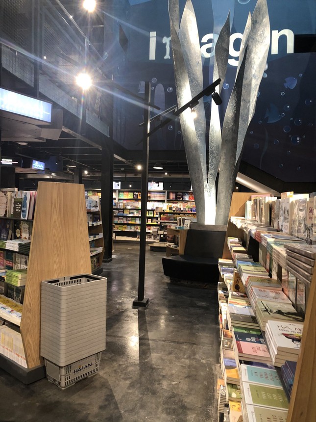 TP.HCM: “Check-in” nhà sách được ví như “Atlantis thu nhỏ” ngay giữa trung tâm thành phố ảnh 5