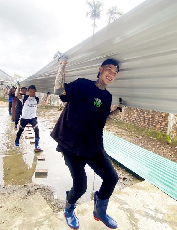 Hậu “Rap Việt”, thầy trò huấn luyện viên Wowy - Dế Choắt lên đường đi cứu trợ miền Trung ảnh 2