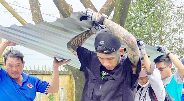 Hậu “Rap Việt”, thầy trò huấn luyện viên Wowy - Dế Choắt lên đường đi cứu trợ miền Trung ảnh 1