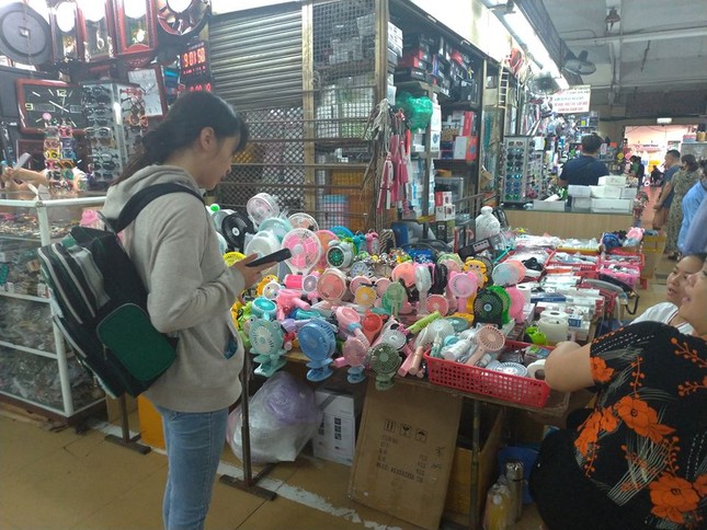 Du lịch Hà Nội: Không chỉ săn đồ giá “hời”, bạn còn có thể “cá kiếm” khi ghé thăm chợ sỉ ảnh 7