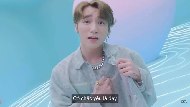 Loạt biểu cảm khó đỡ của Sơn Tùng M-TP trong MV “Có chắc yêu là đây” được fan “chộp” lại ảnh 6