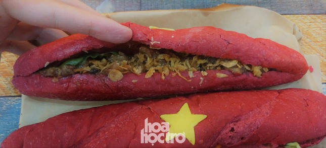 Hà Nội: “Bánh mì yêu nước” có gì “hot” mà chưa hết chiều đã hết bánh? ảnh 5