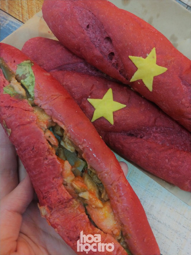 Hà Nội: “Bánh mì yêu nước” có gì “hot” mà chưa hết chiều đã hết bánh? ảnh 6