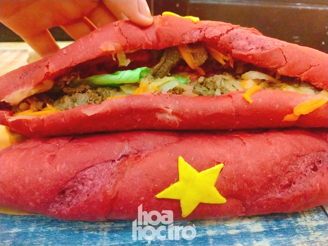 Hà Nội: “Bánh mì yêu nước” có gì “hot” mà chưa hết chiều đã hết bánh? ảnh 7