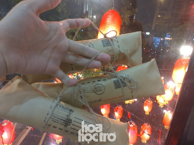 Hà Nội: “Bánh mì yêu nước” có gì “hot” mà chưa hết chiều đã hết bánh? ảnh 10