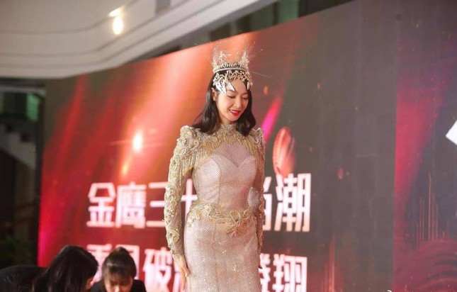 Cận cảnh bộ váy Nữ thần Kim Ưng “dìm” dáng vóc Tống Thiến thê thảm ảnh 4