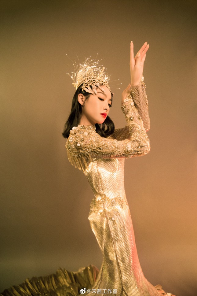 Hình ảnh “Nữ thần Kim Ưng” Tống Thiến do studio đăng tải khác một trời một vực ảnh thực tế ảnh 2