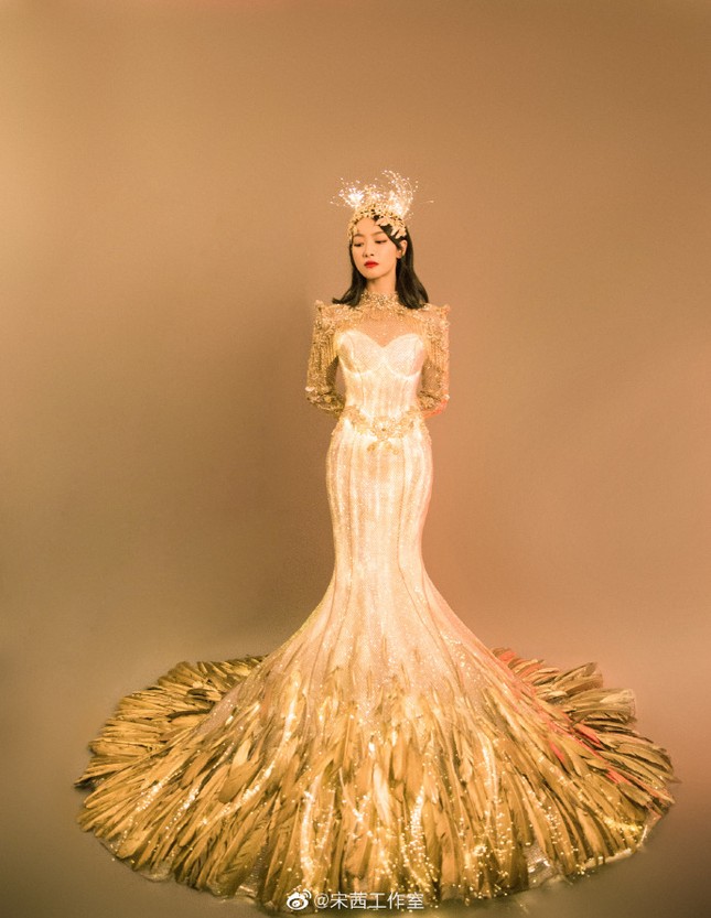 Hình ảnh “Nữ thần Kim Ưng” Tống Thiến do studio đăng tải khác một trời một vực ảnh thực tế ảnh 3