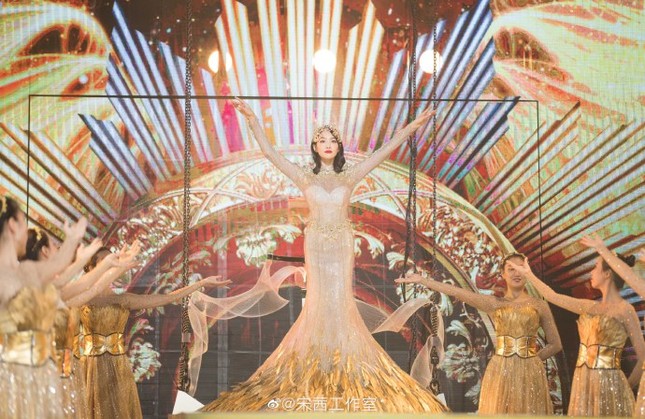 Hình ảnh “Nữ thần Kim Ưng” Tống Thiến do studio đăng tải khác một trời một vực ảnh thực tế ảnh 7