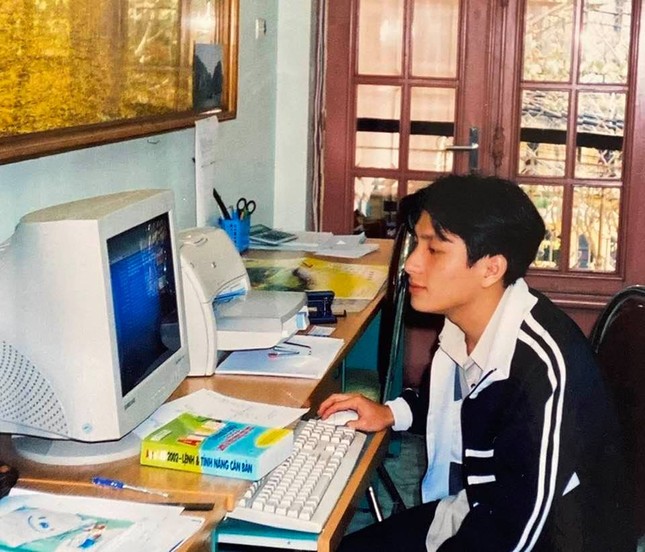 Đăng ảnh hồi tưởng “thanh xuân”, thầy giáo khiến học trò “đứng hình” vì đẹp như tài tử ảnh 2