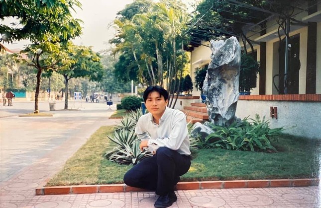 Đăng ảnh hồi tưởng “thanh xuân”, thầy giáo khiến học trò “đứng hình” vì đẹp như tài tử ảnh 5