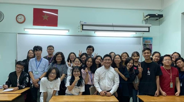 Đăng ảnh hồi tưởng “thanh xuân”, thầy giáo khiến học trò “đứng hình” vì đẹp như tài tử ảnh 7