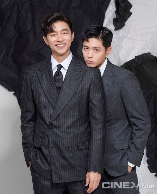 HOT: Park Bo Gum chỉ cần dựa vào vai Gong Yoo là đủ khiến tạp chí “cháy hàng” sau 3 tiếng ảnh 8