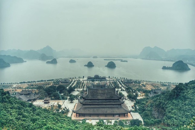Du Xuân đầu năm tại ngôi chùa lớn nhất Việt Nam, phong cảnh yên bình và đẹp như một thước phim điện ảnh ảnh 1