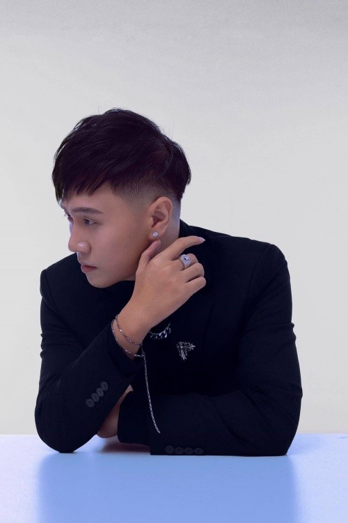 Hit-maker Vương Anh Tú “lột xác” ngoạn mục, chính thức gia nhập đường đua V-Pop ảnh 1