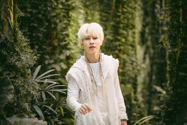 MV “Đom Đóm” lên sóng: JACK gây thương nhớ với tóc bạch kim, visual thăng hạng ảnh 4