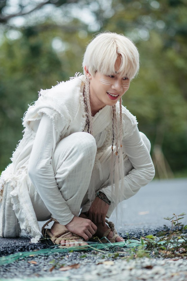 MV “Đom Đóm” lên sóng: JACK gây thương nhớ với tóc bạch kim, visual thăng hạng ảnh 2