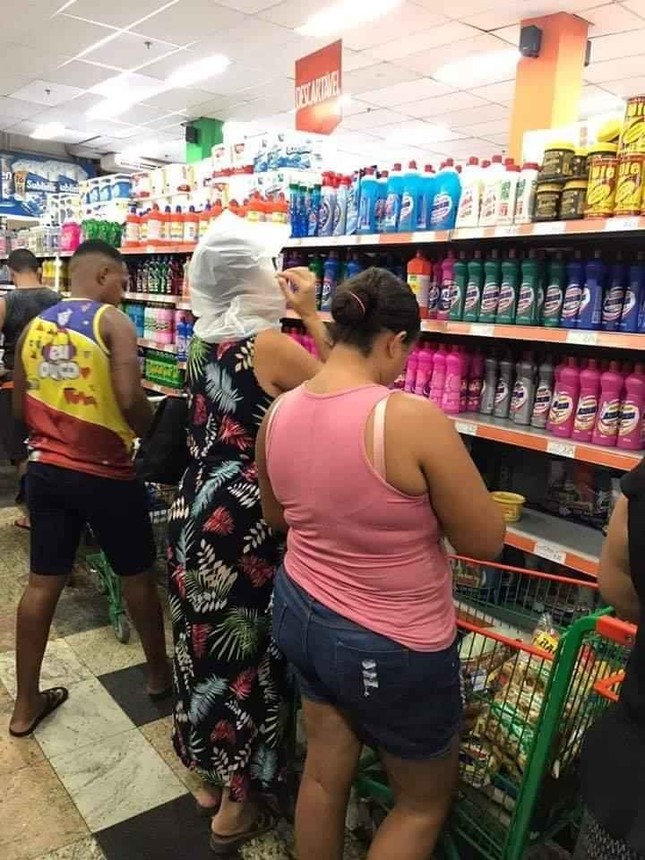 Ngã ngửa với bộ sưu tập khẩu trang tự chế "đố ai mà nghĩ ra được" ảnh 6
