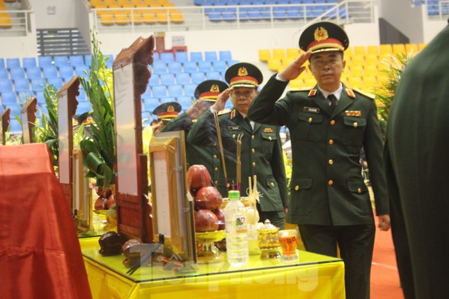 Nhói lòng cảnh thân nhân 22 chiến sĩ hy sinh ở Quảng Trị gọi tên con trong nước mắt ảnh 3