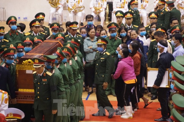 Nhói lòng cảnh thân nhân 22 chiến sĩ hy sinh ở Quảng Trị gọi tên con trong nước mắt ảnh 11