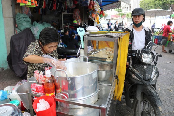 Cụ bà bán xôi đêm không ngủ để nuôi chồng liệt giường và con thần kinh khiến Trường Giang xót xa ảnh 1