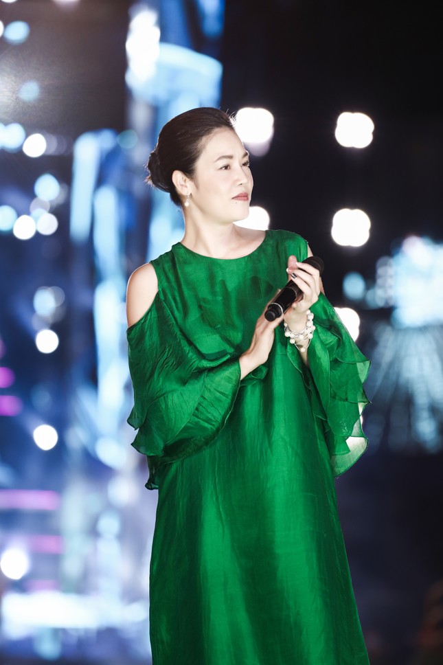 Chi Pu cùng dàn nghệ sĩ chạy tổng duyệt cho đêm thi Người đẹp Biển-Du lịch HHVN 2020 ảnh 7