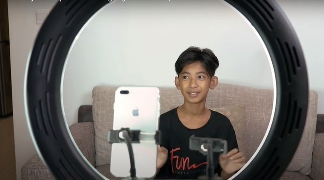 Cậu bé bán hàng rong đổi đời sau 1 đêm nhờ nói được 16 thứ tiếng ảnh 2