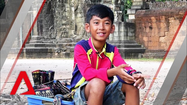 Cậu bé bán hàng rong đổi đời sau 1 đêm nhờ nói được 16 thứ tiếng ảnh 1