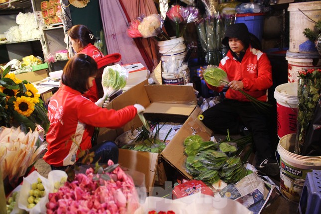 Nhọc nhằn mưu sinh trong giá lạnh ở chợ hoa lớn nhất Thủ đô ảnh 9