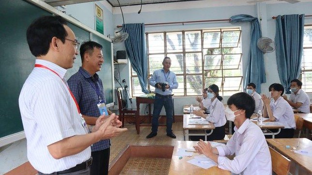 Xôn xao chuyện thù lao chấm thi của giáo viên Bình Phước - Ảnh 1.