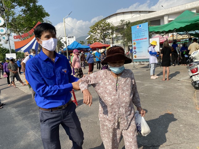 Hơn 49.000 kg, gần 50.000 quả trứng tiếp sức 'ATM gạo' Bình Định ảnh 1
