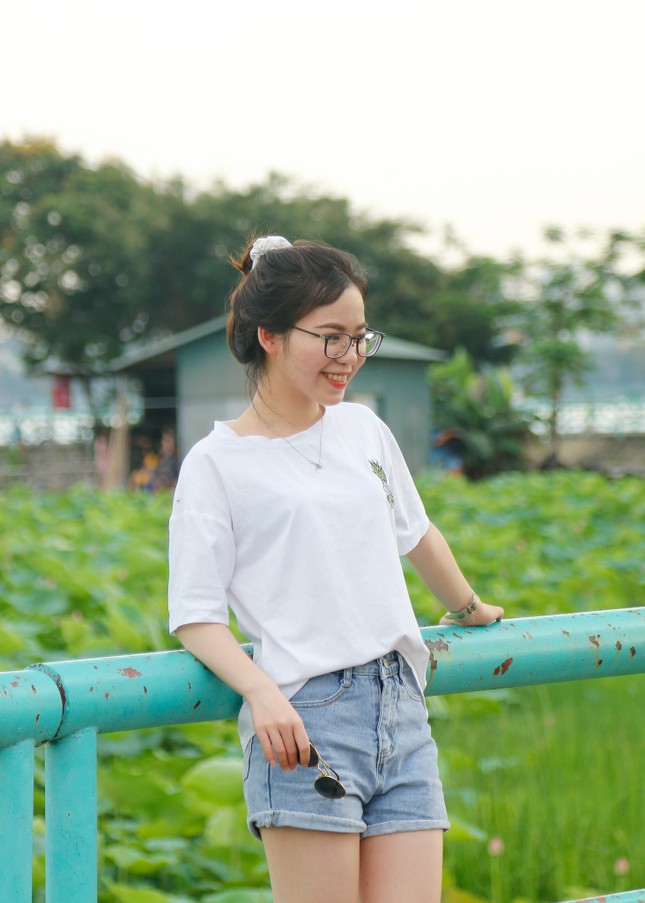 Giới trẻ đua nhau lên hồ Tây chụp ảnh mùa nắng nóng ảnh 1