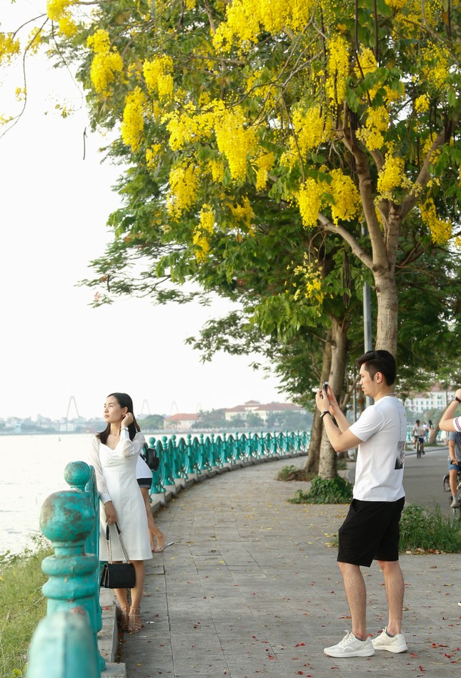 Giới trẻ đua nhau lên hồ Tây chụp ảnh mùa nắng nóng ảnh 5