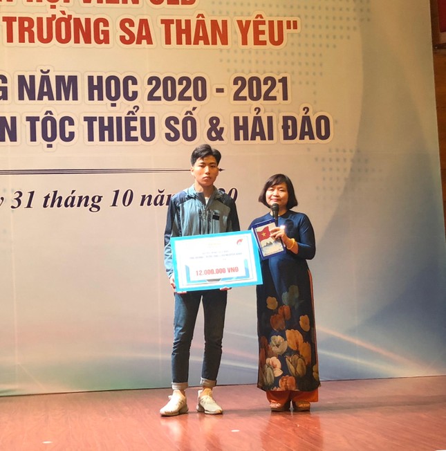 Con trai Đại tá Hoàng Mai Vui hy sinh tại Rào Trăng 3 nhận học bổng Vừ A Dính ảnh 3