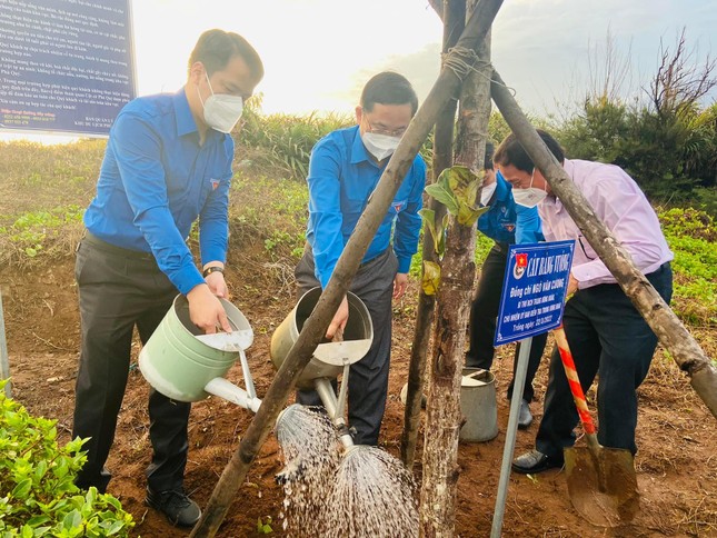 Gần 1,4 tỷ đồng triển khai các hoạt động vì biển đảo quê hương tại huyện đảo Phú Quý ảnh 1