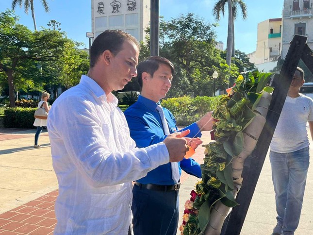 Đoàn đại biểu cấp cao thanh niên Việt Nam dâng hoa tại Tượng đài Chủ tịch Hồ Chí Minh ở Cuba ảnh 1