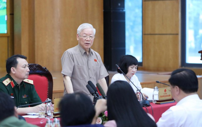 Tổng Bí thư Nguyễn Phú Trọng trao đổi với cử tri Hà Nội.