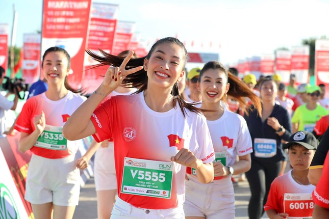 Hoa hậu Tiểu Vy và dàn người đẹp tiếp lửa cho Tiền Phong Marathon ảnh 2