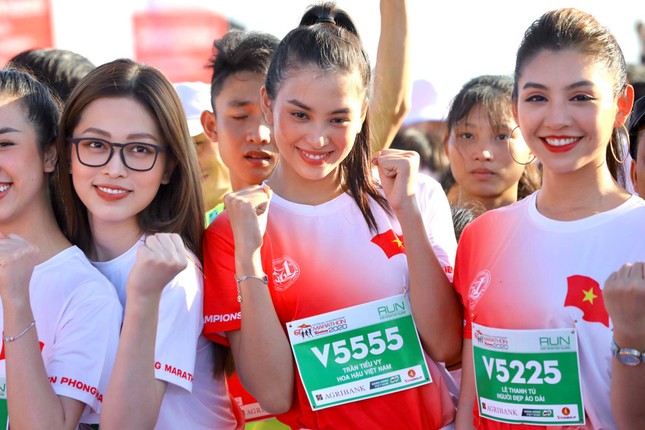 Hoa hậu Tiểu Vy và dàn người đẹp tiếp lửa cho Tiền Phong Marathon ảnh 6