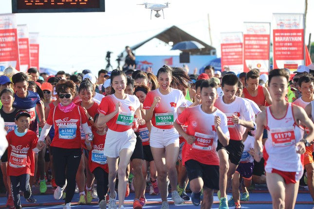 Hoa hậu Tiểu Vy và dàn người đẹp tiếp lửa cho Tiền Phong Marathon ảnh 1