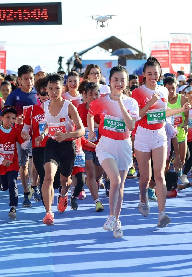 Hoa hậu Tiểu Vy và dàn người đẹp tiếp lửa cho Tiền Phong Marathon ảnh 5