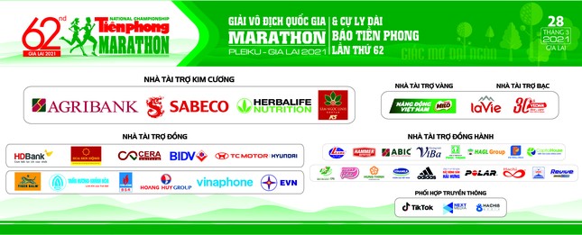 Ông Đoàn Ngọc Hải tặng thưởng cho hai nhà vô địch Tiền Phong Marathon 2021 ảnh 2
