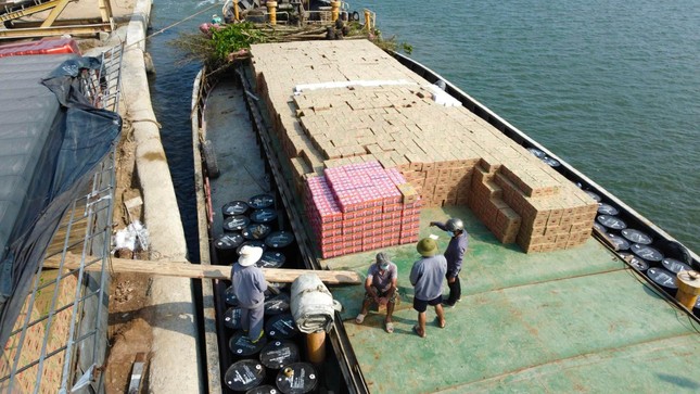 Hơn 100 tấn hàng 'đổ bộ' Côn Đảo phục vụ Tiền Phong Marathon 2022 ảnh 3