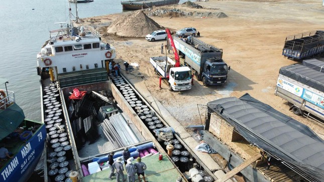 Hơn 100 tấn hàng 'đổ bộ' Côn Đảo phục vụ Tiền Phong Marathon 2022 ảnh 6