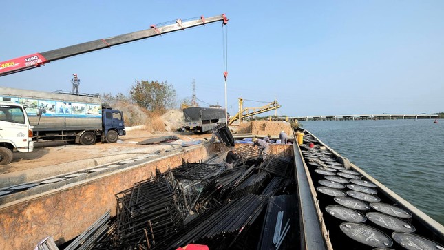 Hơn 100 tấn hàng 'đổ bộ' Côn Đảo phục vụ Tiền Phong Marathon 2022 ảnh 8