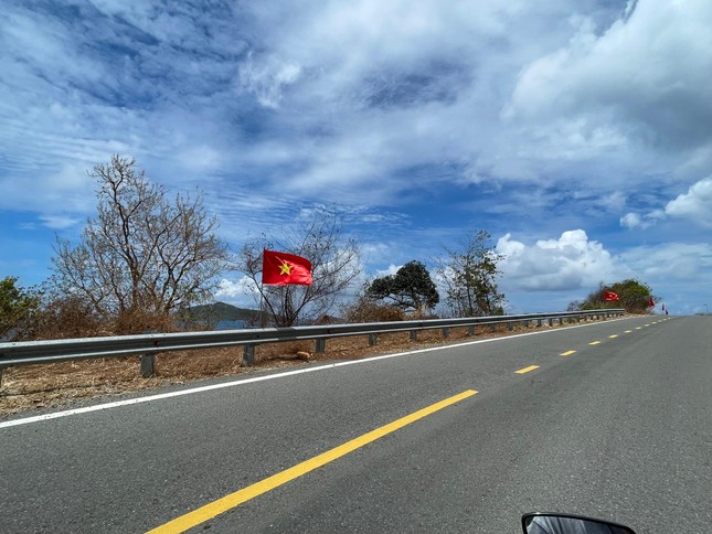 Thiêng liêng cờ đỏ sao vàng tung bay trên đường chạy Côn Đảo