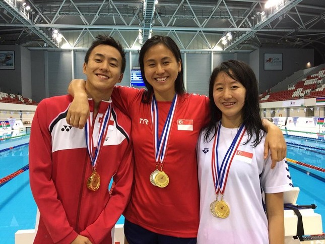 Ba chị em kình ngư giành 4 HCV cho đội bơi Singapore ảnh 1